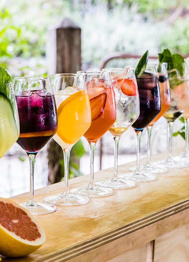 Mocktail vs Cocktail: Key Differences + Easy Festive Drink Recipes